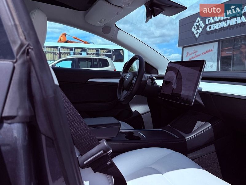 Седан Tesla Model 3 2022 в Львові