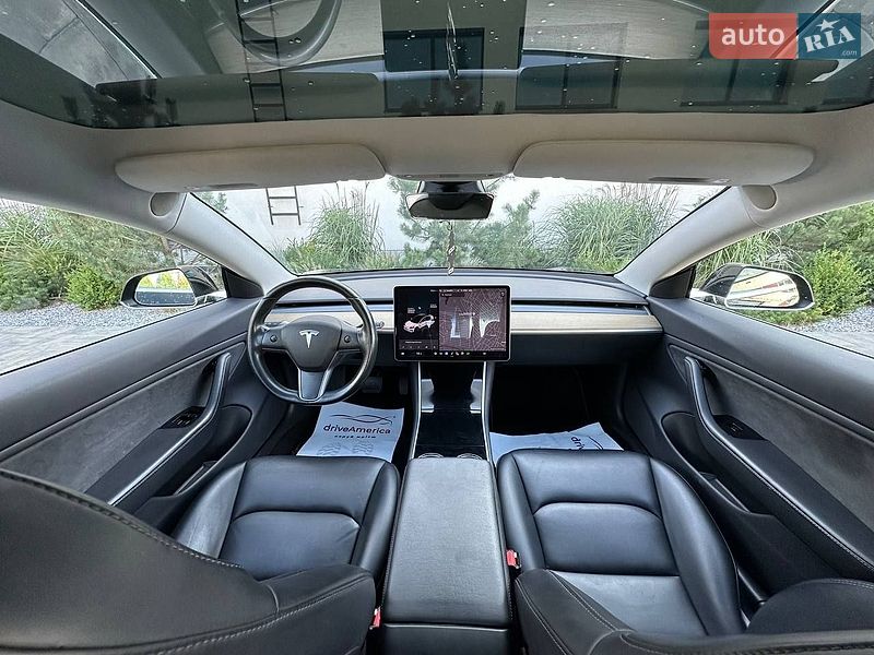 Седан Tesla Model 3 2019 в Луцьку