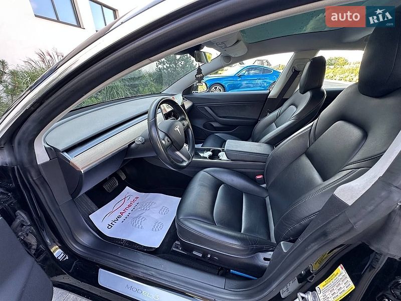 Седан Tesla Model 3 2019 в Луцьку