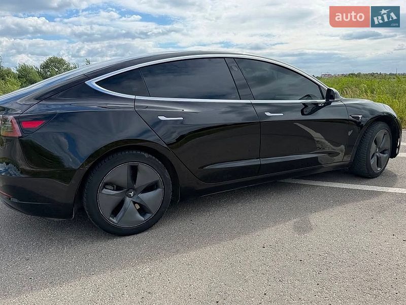 Седан Tesla Model 3 2020 в Львове
