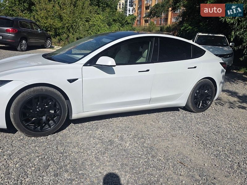 Седан Tesla Model 3 2024 в Тернополе