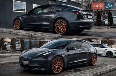 Седан Tesla Model 3 2023 в Черкасах