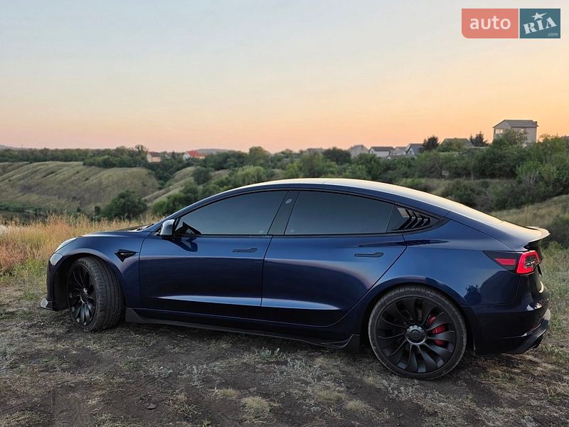 Седан Tesla Model 3 2023 в Кривому Розі