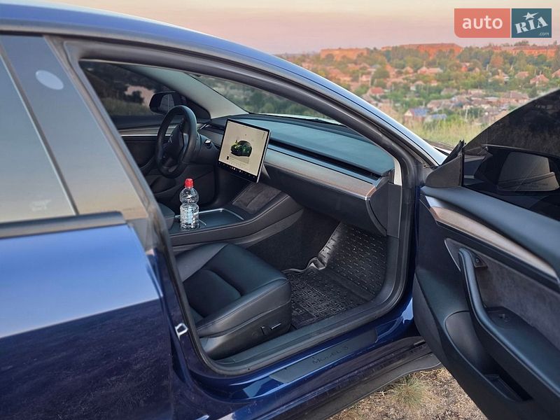 Седан Tesla Model 3 2023 в Кривому Розі