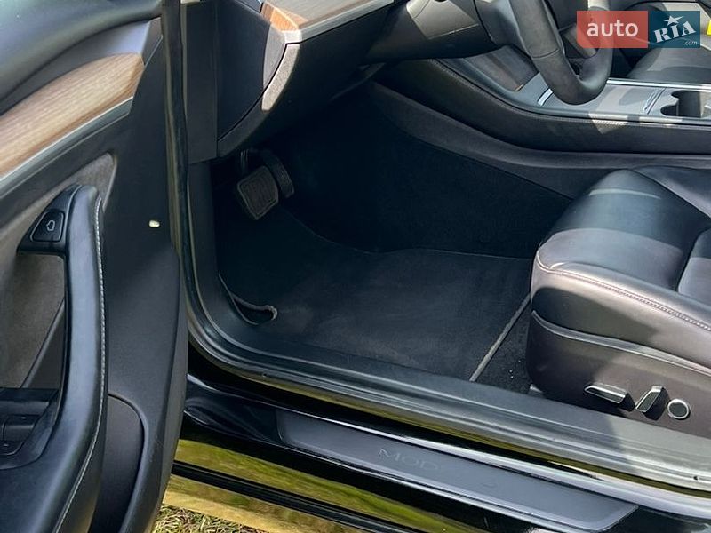 Седан Tesla Model 3 2021 в Волочиську