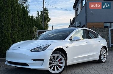 Седан Tesla Model 3 2020 в Стрые