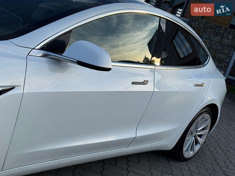 Седан Tesla Model 3 2020 в Стрые