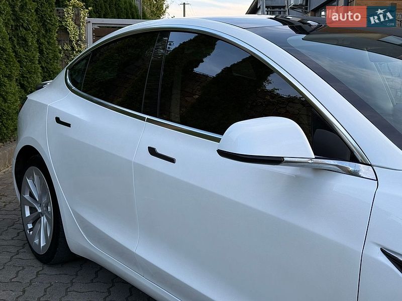 Седан Tesla Model 3 2020 в Стрые