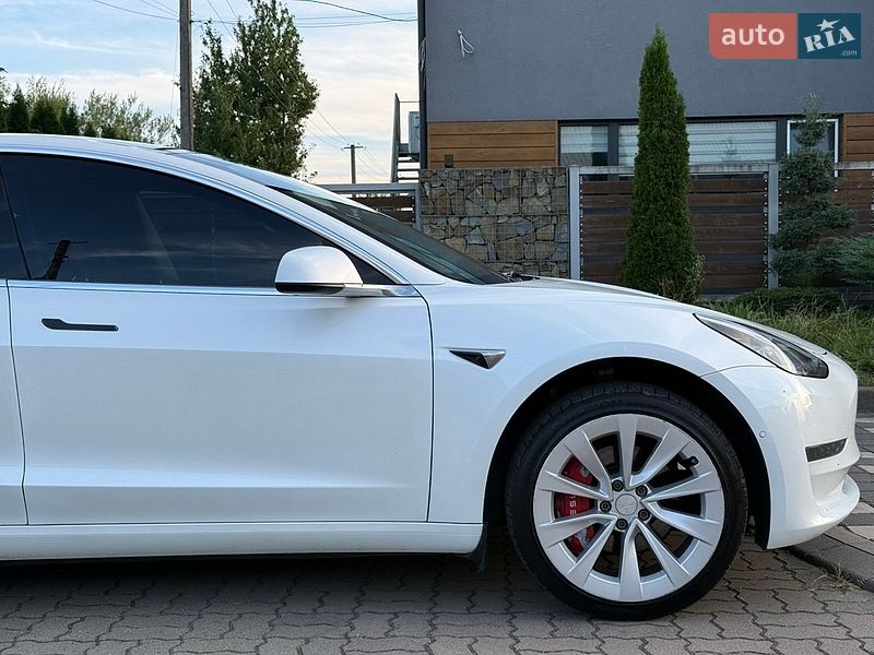 Седан Tesla Model 3 2020 в Стрые