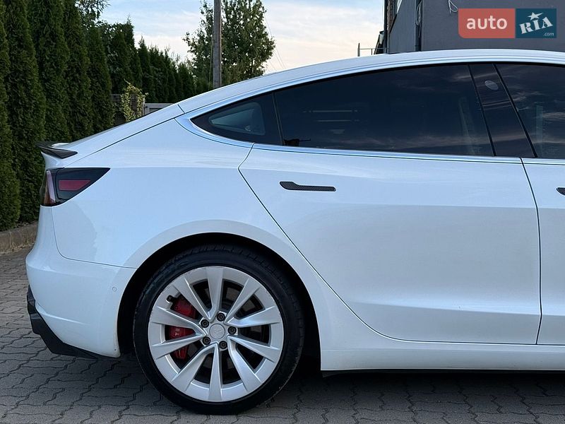 Седан Tesla Model 3 2020 в Стрые