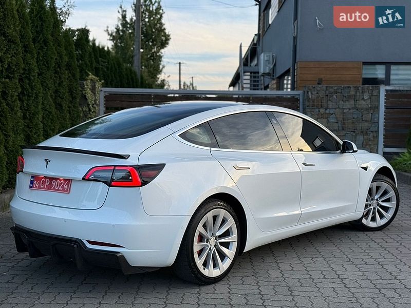 Седан Tesla Model 3 2020 в Стрые