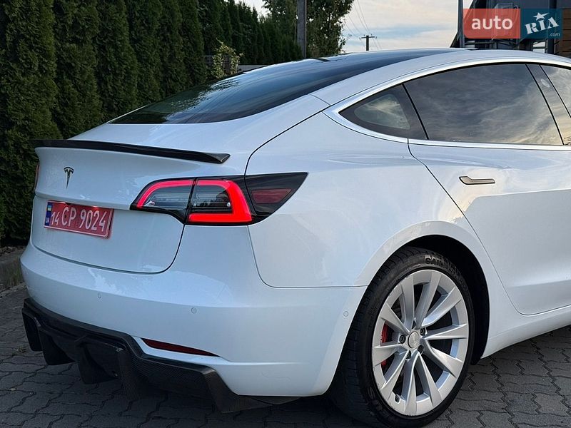 Седан Tesla Model 3 2020 в Стрые