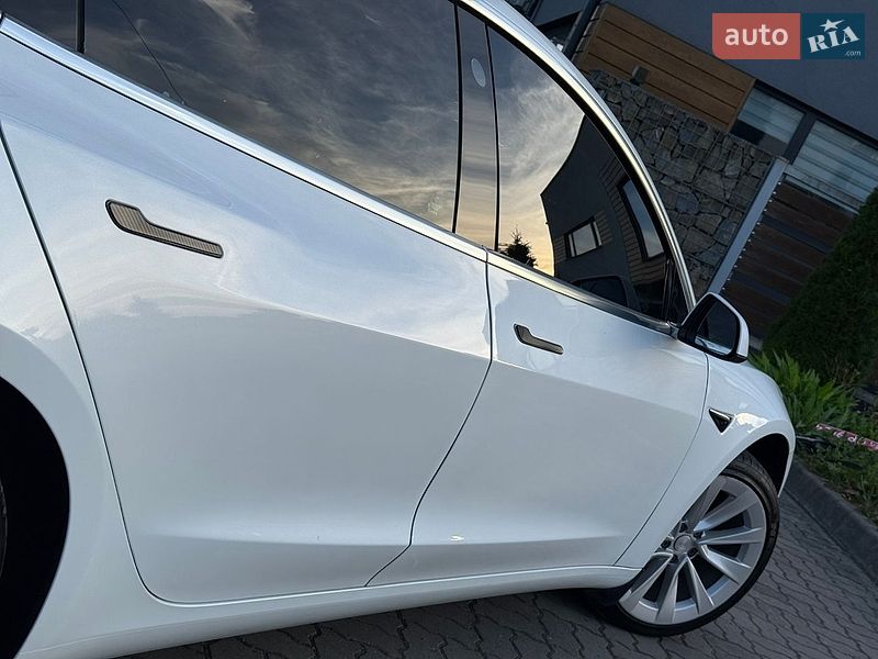 Седан Tesla Model 3 2020 в Стрые