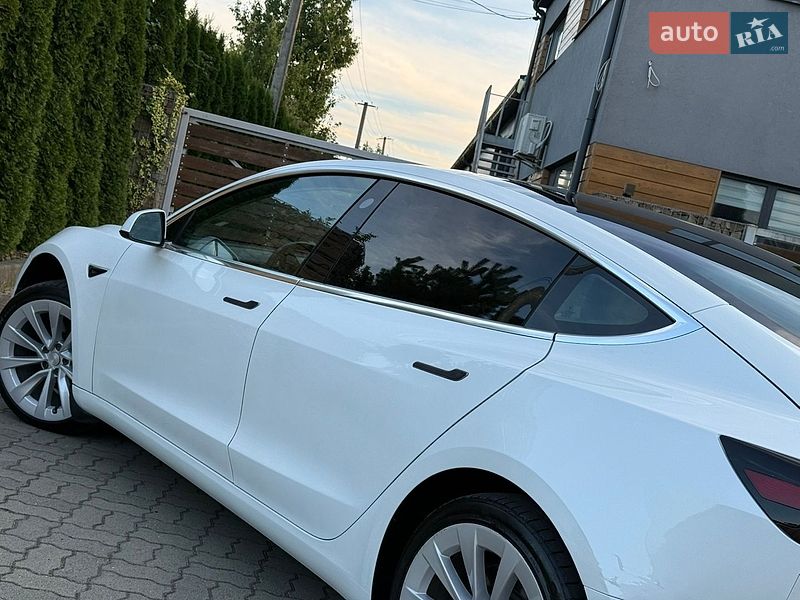 Седан Tesla Model 3 2020 в Стрые