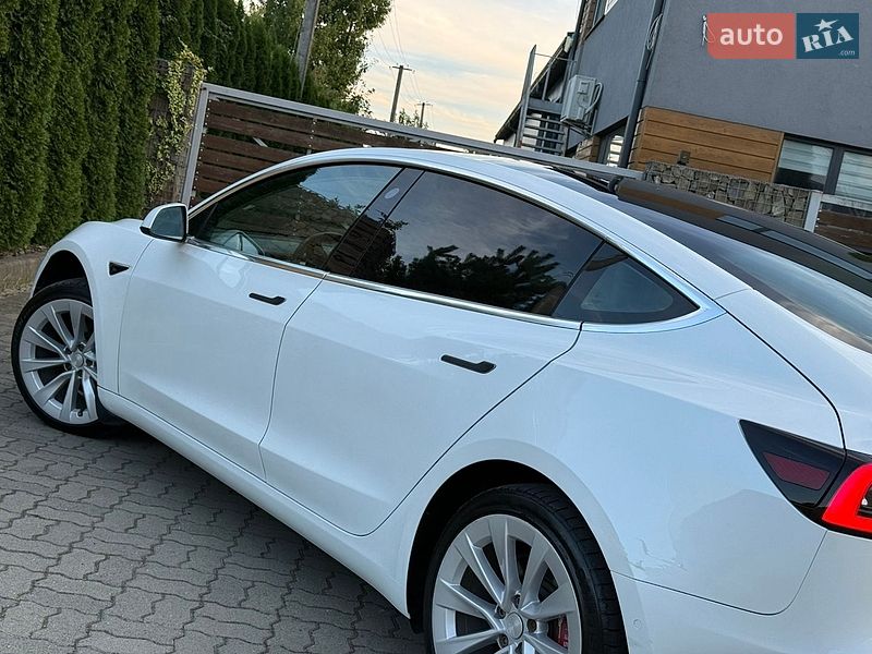 Седан Tesla Model 3 2020 в Стрые