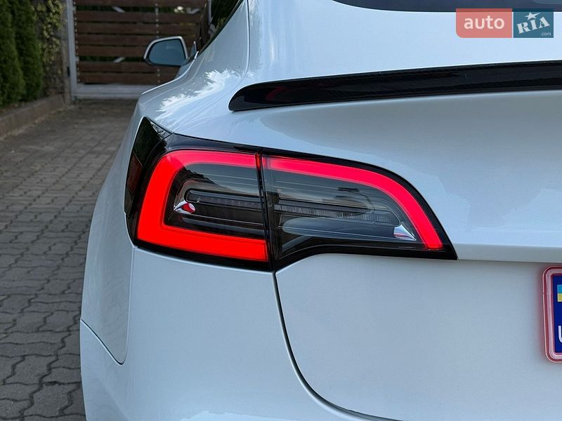 Седан Tesla Model 3 2020 в Стрые