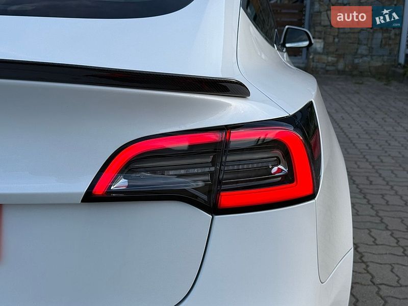 Седан Tesla Model 3 2020 в Стрые