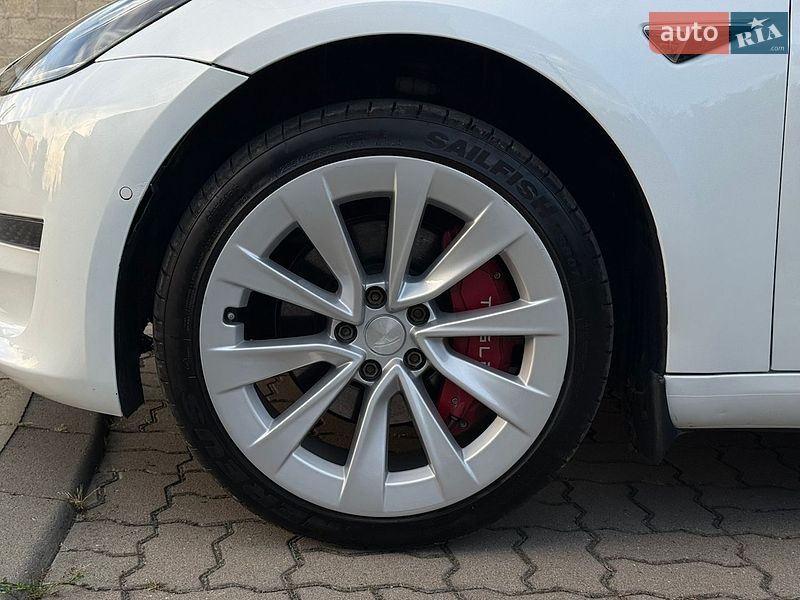 Седан Tesla Model 3 2020 в Стрые