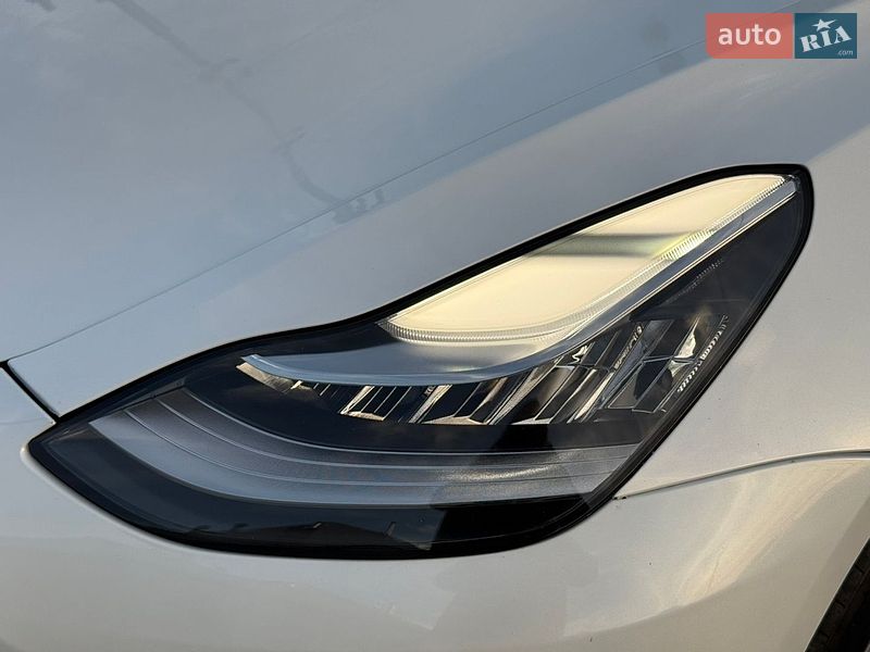 Седан Tesla Model 3 2020 в Стрые
