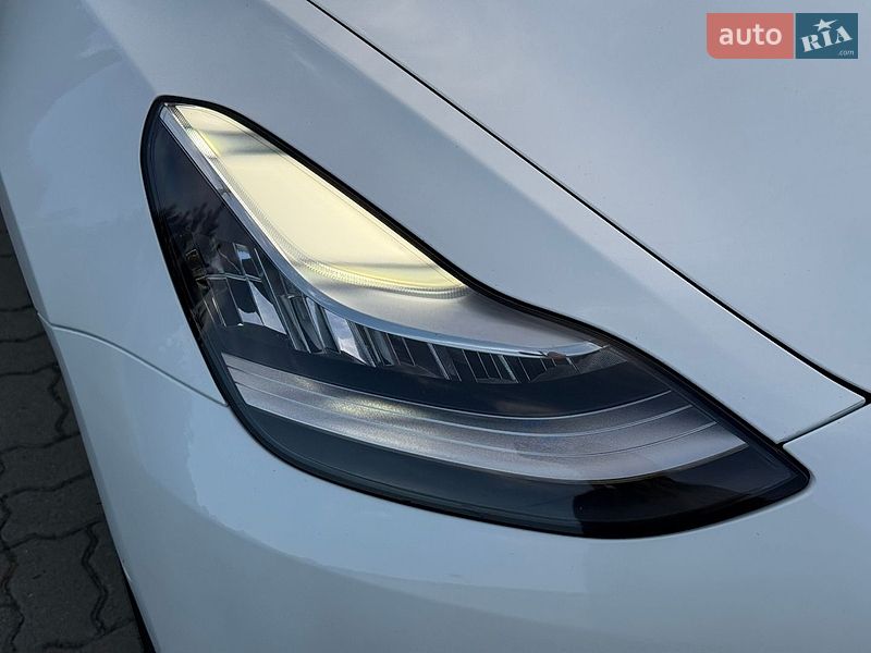 Седан Tesla Model 3 2020 в Стрые