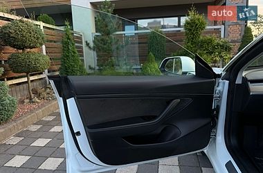 Седан Tesla Model 3 2020 в Стрые