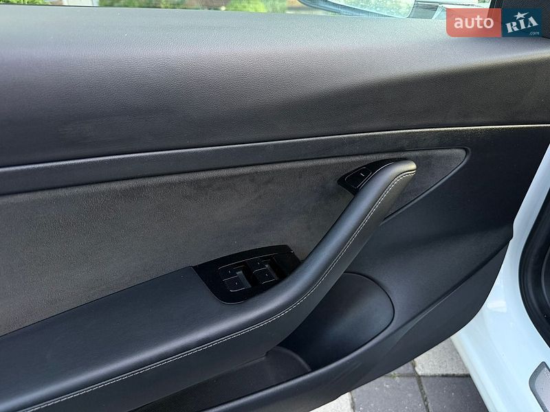 Седан Tesla Model 3 2020 в Стрые