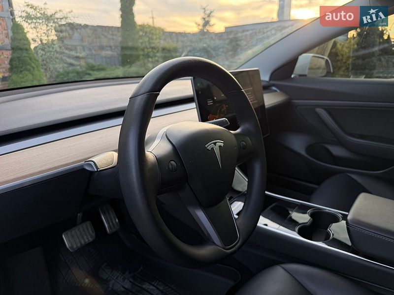 Седан Tesla Model 3 2020 в Стрые