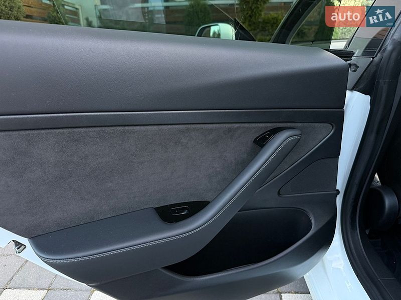 Седан Tesla Model 3 2020 в Стрые