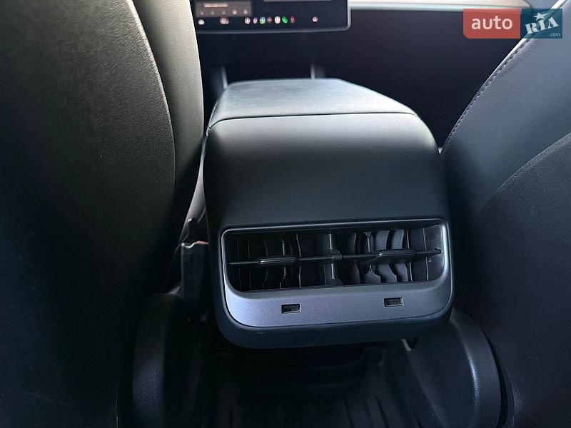 Седан Tesla Model 3 2020 в Стрые