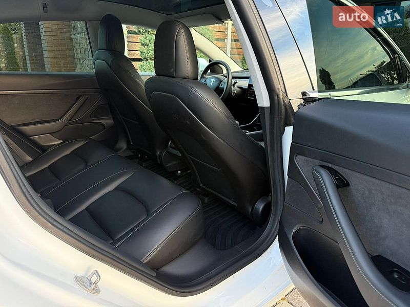 Седан Tesla Model 3 2020 в Стрые