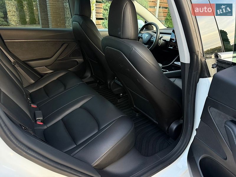 Седан Tesla Model 3 2020 в Стрые