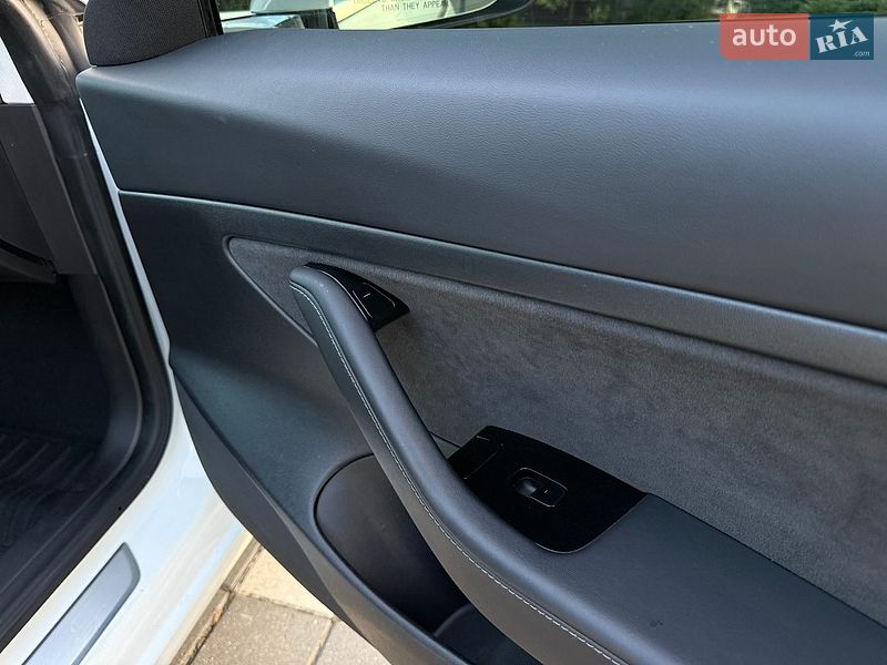 Седан Tesla Model 3 2020 в Стрые