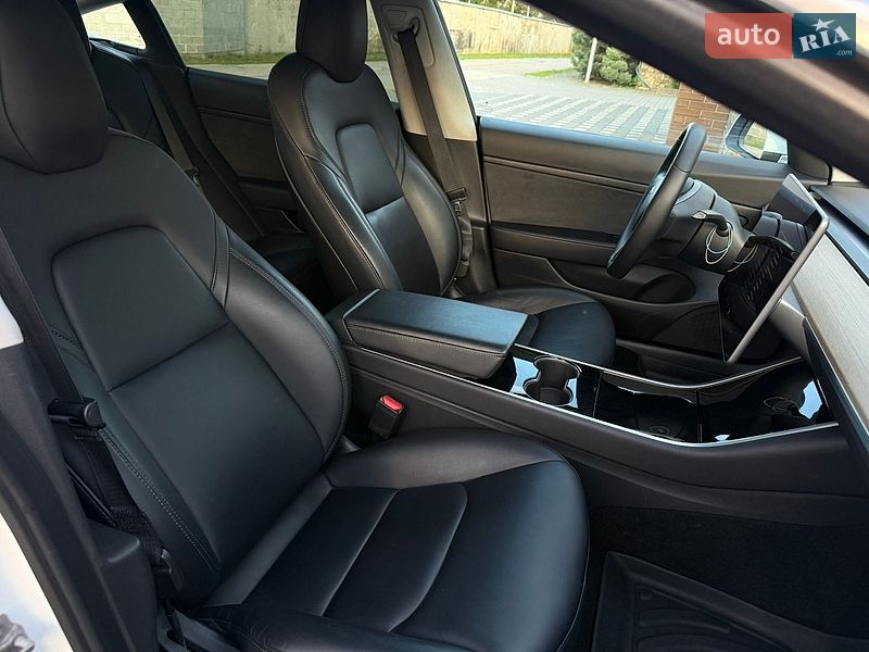 Седан Tesla Model 3 2020 в Стрые