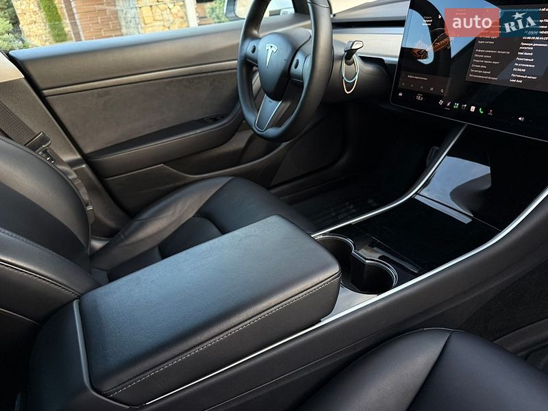 Седан Tesla Model 3 2020 в Стрые