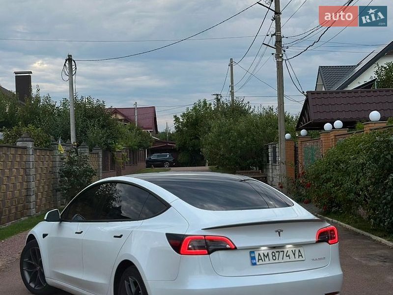 Седан Tesla Model 3 2023 в Житомирі