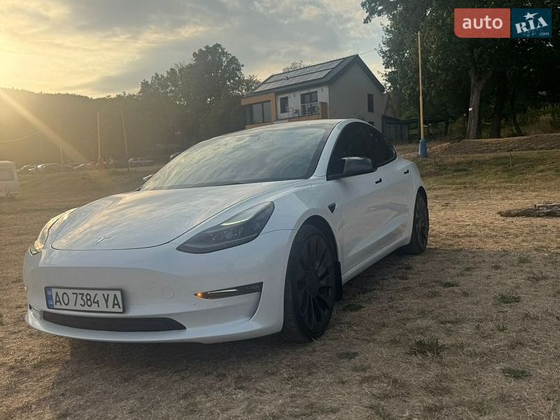 Седан Tesla Model 3 2023 в Ужгороді