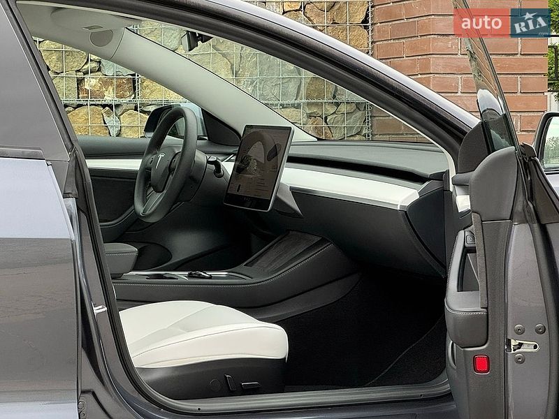 Седан Tesla Model 3 2023 в Стрые