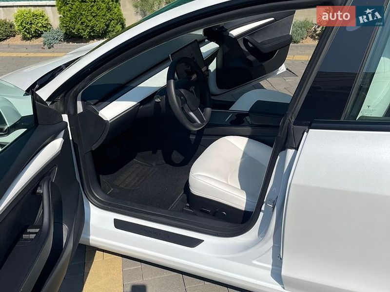 Седан Tesla Model 3 2023 в Моршине