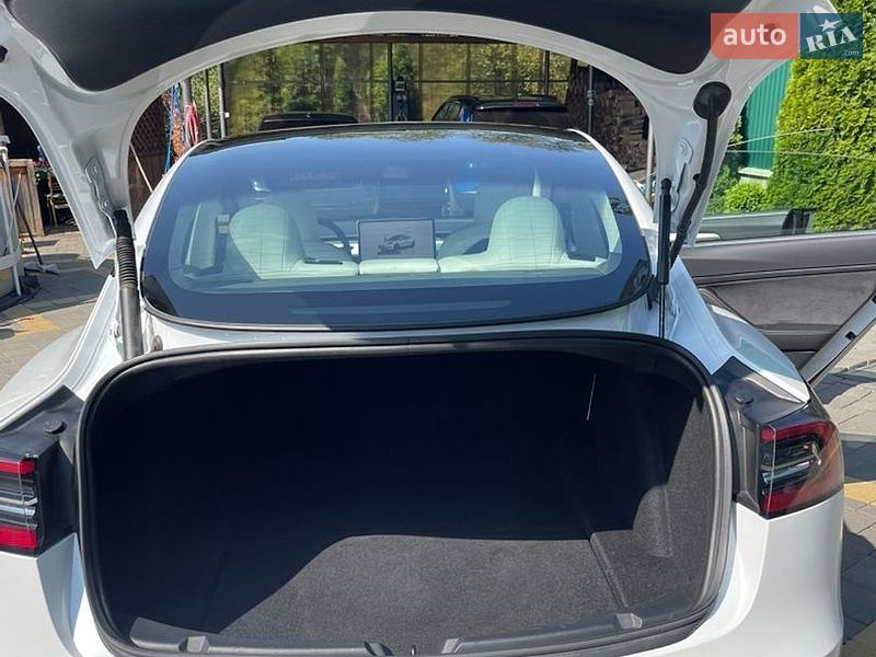 Седан Tesla Model 3 2023 в Моршине