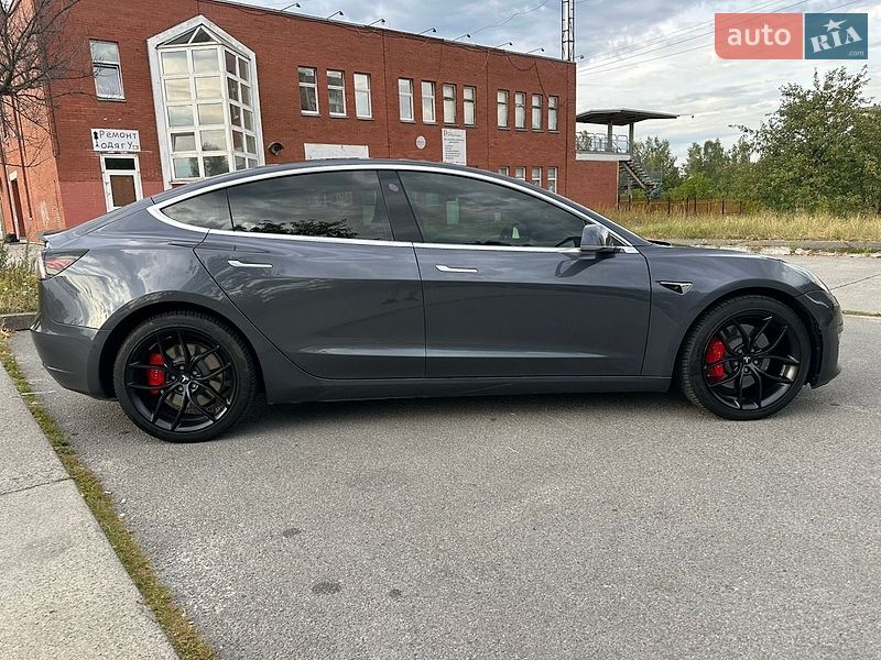 Седан Tesla Model 3 2018 в Звягеле