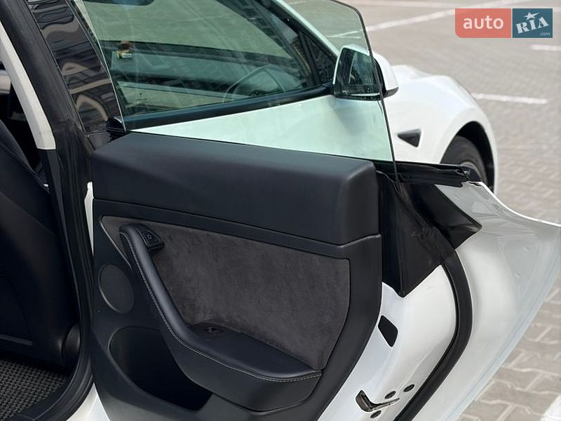 Седан Tesla Model 3 2022 в Киеве