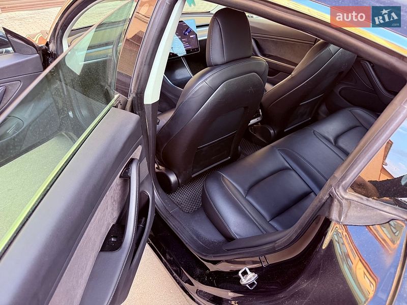 Седан Tesla Model 3 2018 в Львове
