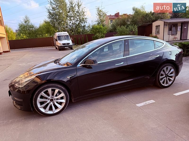 Седан Tesla Model 3 2018 в Львове