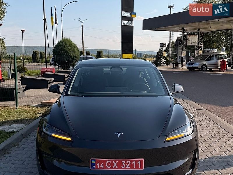 Седан Tesla Model 3 2025 в Калуше