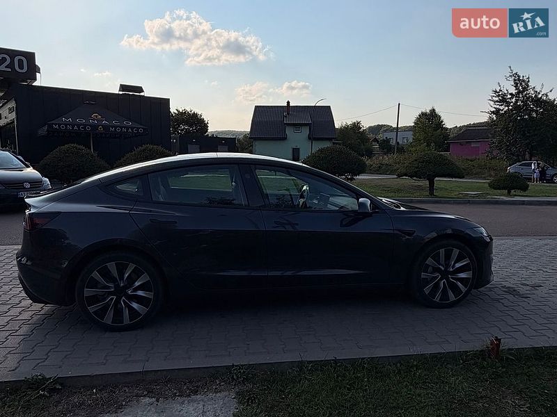 Седан Tesla Model 3 2025 в Калуше