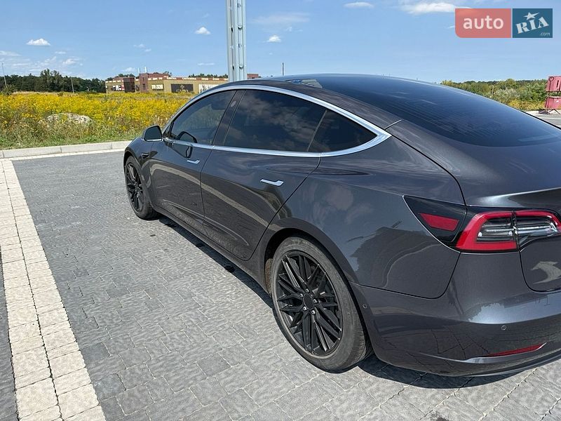 Седан Tesla Model 3 2018 в Львове