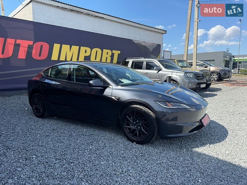Седан Tesla Model 3 2025 в Стрию