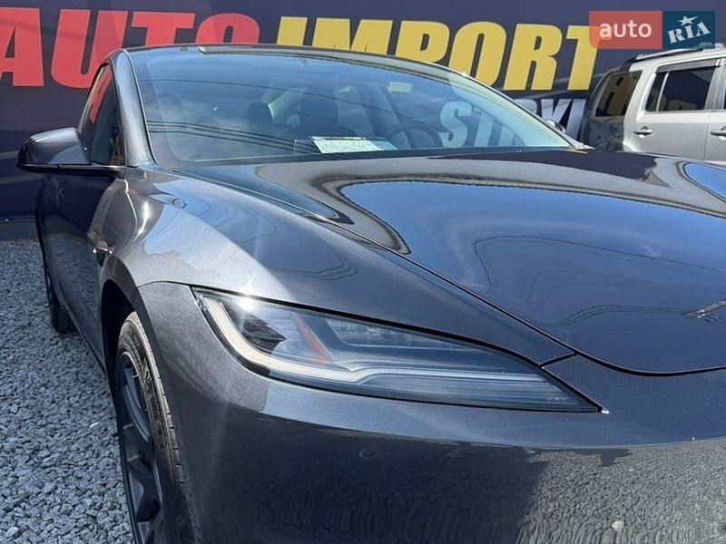 Седан Tesla Model 3 2025 в Стрию