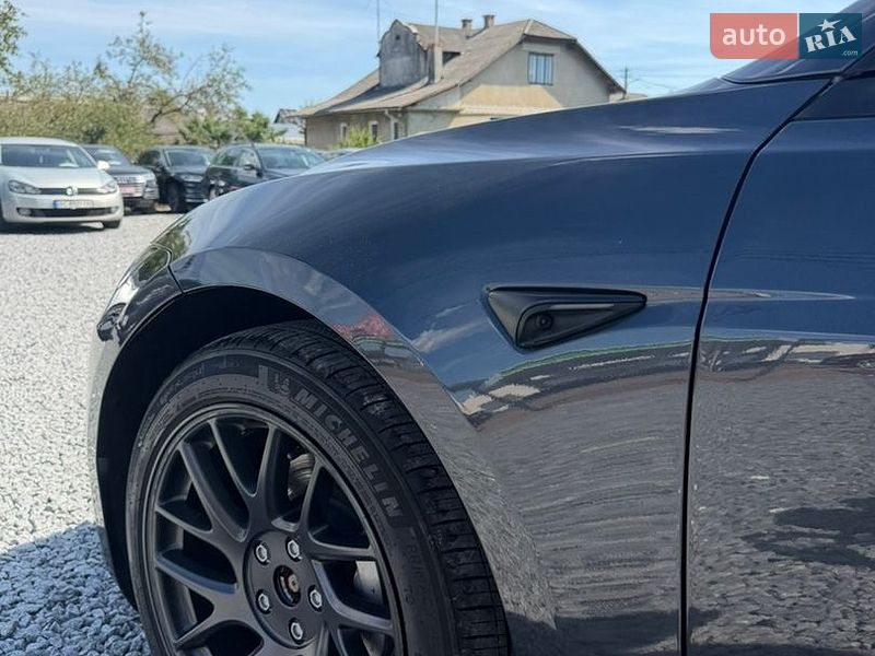 Седан Tesla Model 3 2025 в Стрию