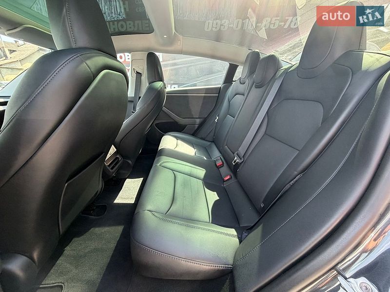 Седан Tesla Model 3 2025 в Стрию